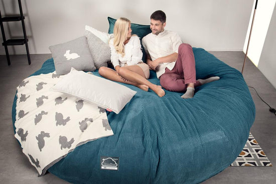 Lounge Pug, Pouf Sacco Gigante Titanico XXXXXL, C5000L CloudSac, Imbottito Di Fiocchi Di Lattice e Poliestere, Pompon Egeo Blu