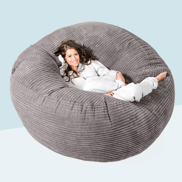 Questi pouf sacco sono talmente eleganti che possono facilmente sostituire il divano tradizionale in salottini privati o nell’abitazione di giovani professionisti.