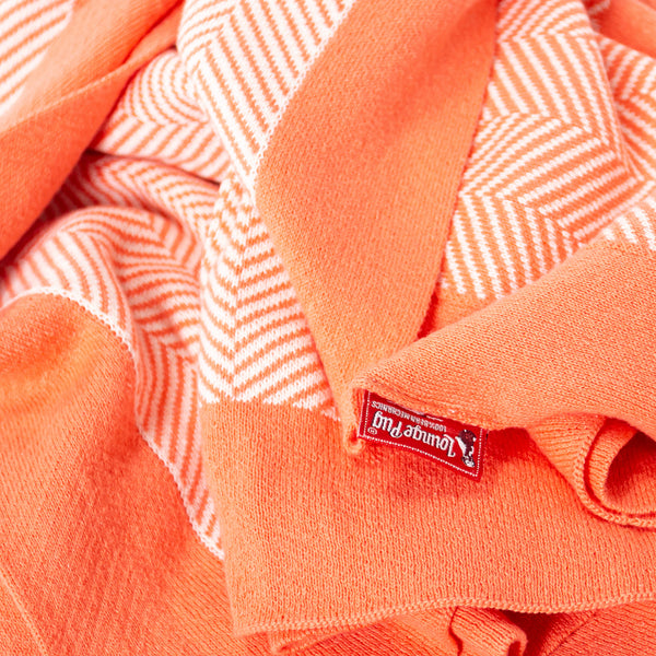 Coperta / Plaid - Lavorato a Maglia Tessuto a Spina di Pesce Corallo Fabric Close-up Image