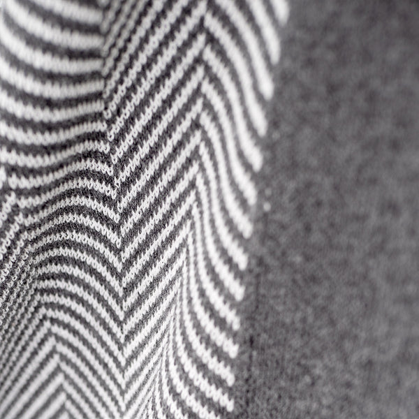 Coperta / Plaid - Lavorato a Maglia Tessuto a Spina di Pesce Grigio Fabric Close-up Image