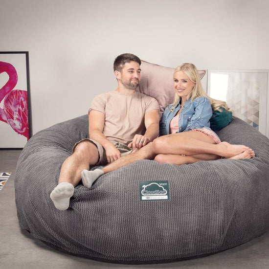Lounge Pug, Pouf Sacco Gigante King Size XXL, C3000L CloudSac, Imbottito Di Fiocchi Di Lattice e Poliestere, Pompon Carbone Grigio
