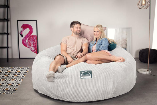 Lounge Pug, Pouf Sacco Gigante King Size XXL, C3000L CloudSac, Imbottito Di Fiocchi Di Lattice e Poliestere, Pompon Panna