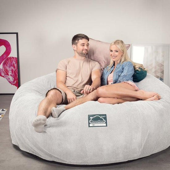 Lounge Pug, Pouf Sacco Gigante King Size XXL, C3000L CloudSac, Imbottito Di Fiocchi Di Lattice e Poliestere, Pompon Panna