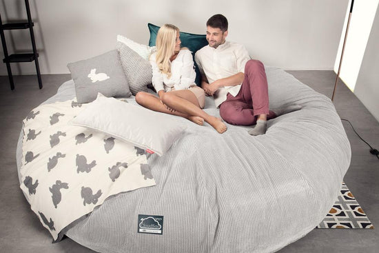 Lounge Pug, Pouf Sacco Gigante Titanico XXXXXL, C5000L CloudSac, Imbottito Di Fiocchi Di Lattice e Poliestere, Pompon Panna