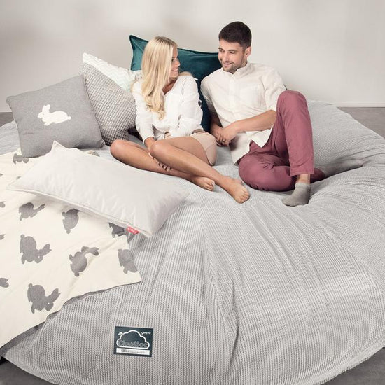 Lounge Pug, Pouf Sacco Gigante Titanico XXXXXL, C5000L CloudSac, Imbottito Di Fiocchi Di Lattice e Poliestere, Pompon Panna