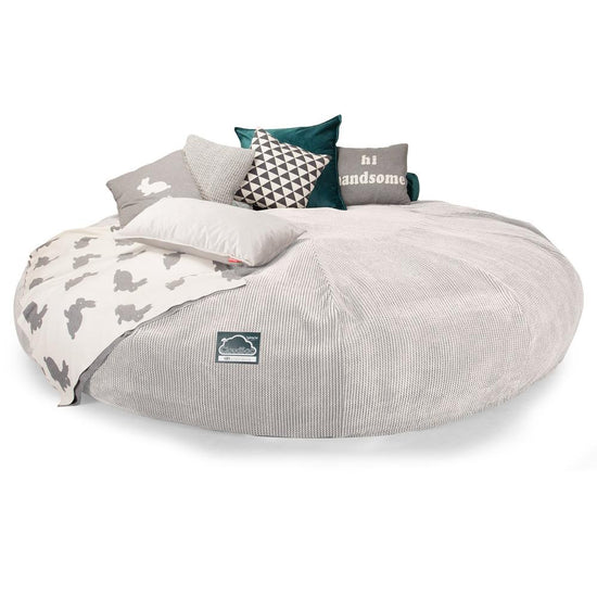 Lounge Pug, Pouf Sacco Gigante Titanico XXXXXL, C5000L CloudSac, Imbottito Di Fiocchi Di Lattice e Poliestere, Pompon Panna
