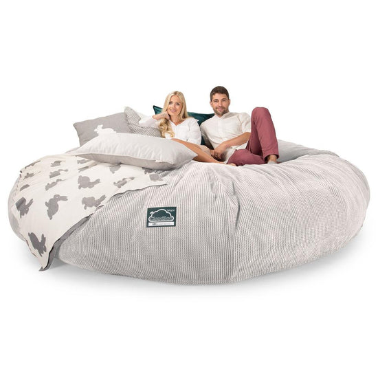 Lounge Pug, Pouf Sacco Gigante Titanico XXXXXL, C5000L CloudSac, Imbottito Di Fiocchi Di Lattice e Poliestere, Pompon Panna