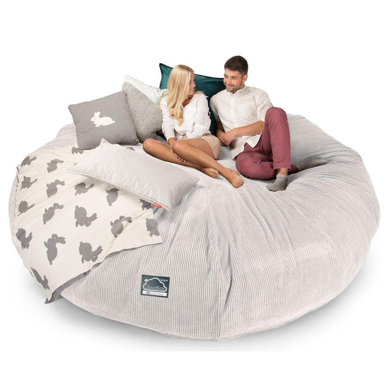 Lounge Pug, Pouf Sacco Gigante Titanico XXXXXL, C5000L CloudSac, Imbottito Di Fiocchi Di Lattice e Poliestere, Pompon Panna