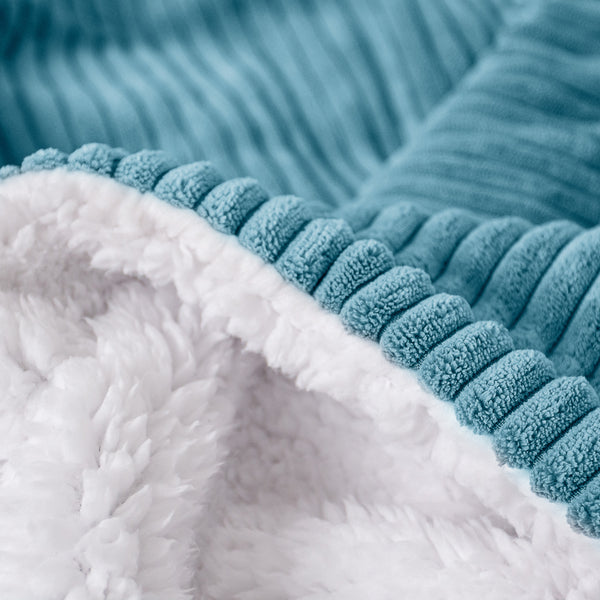 Plaid / Coperta Sherpa - Velluto a Coste Egeo Blu Fabric Close-up Image