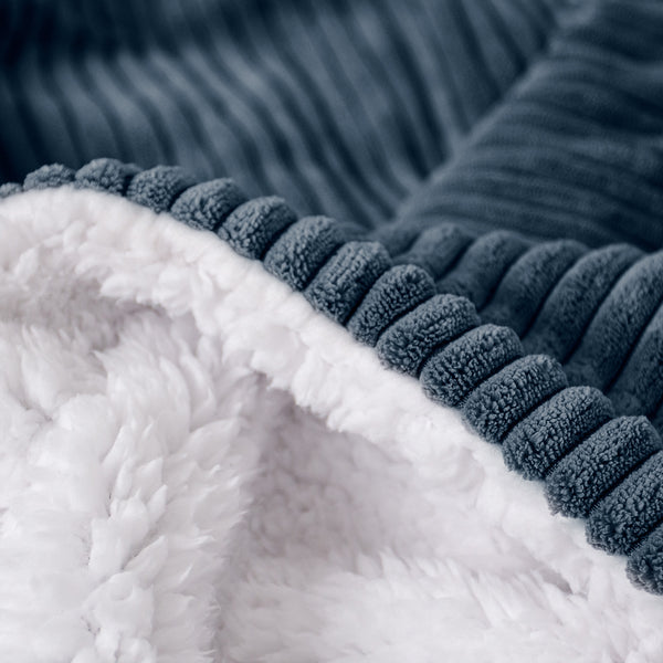 Plaid / Coperta Sherpa - Velluto a Coste Navy Fabric Close-up Image